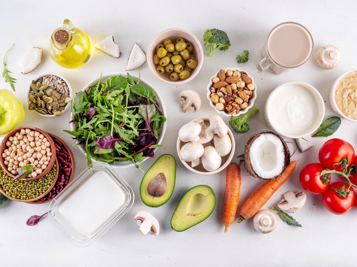 Low-carb meal with protein and fresh vegetables